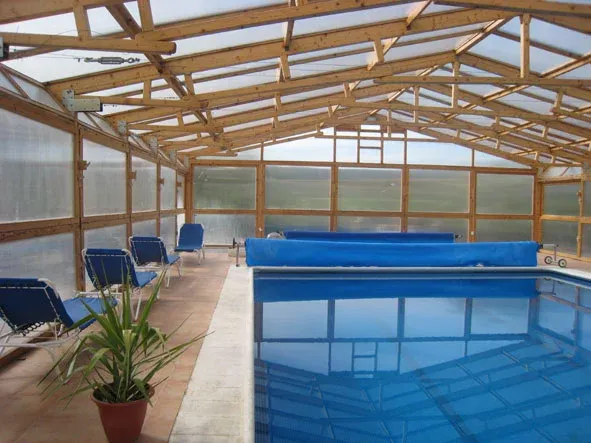 Imagen de piscina cubierta y climatizada