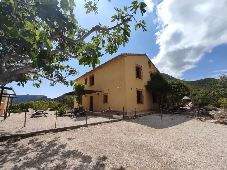 Imagen de casas amarillas