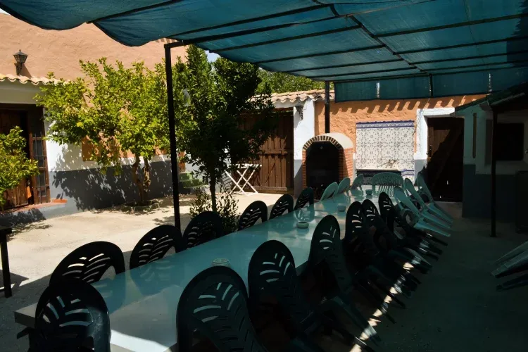 Imagen de Patio, con toldo, horno de leña y barbacóas