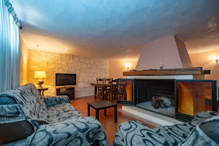 Imagen de salón con chimenea