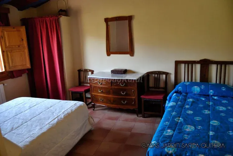 Imagen de Habitación con cama de matrimonio y cama individual
