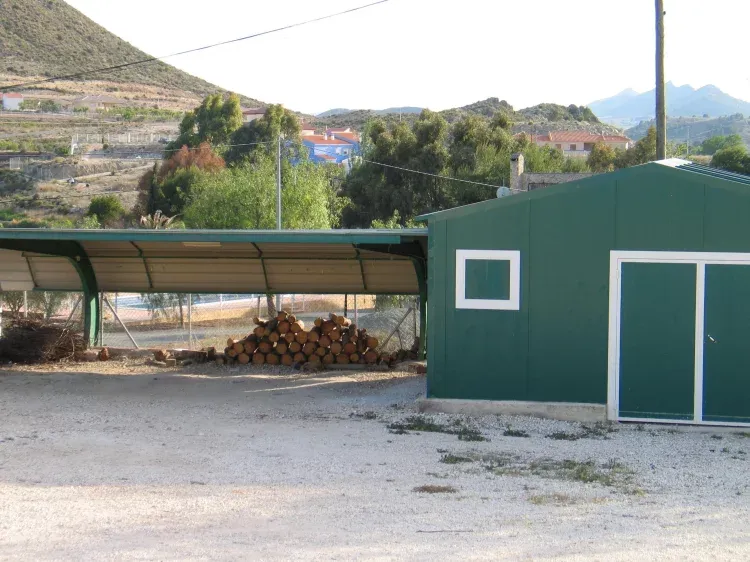 Imagen de aparcamiento y leñero