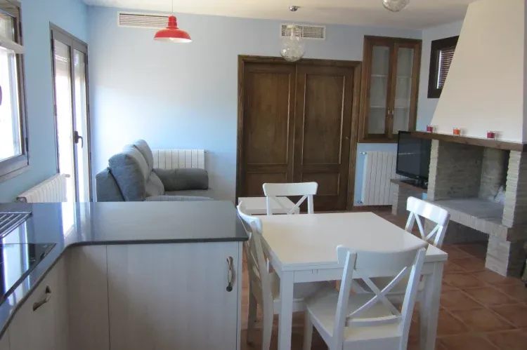 Imagen de Salón comedor con chimenea