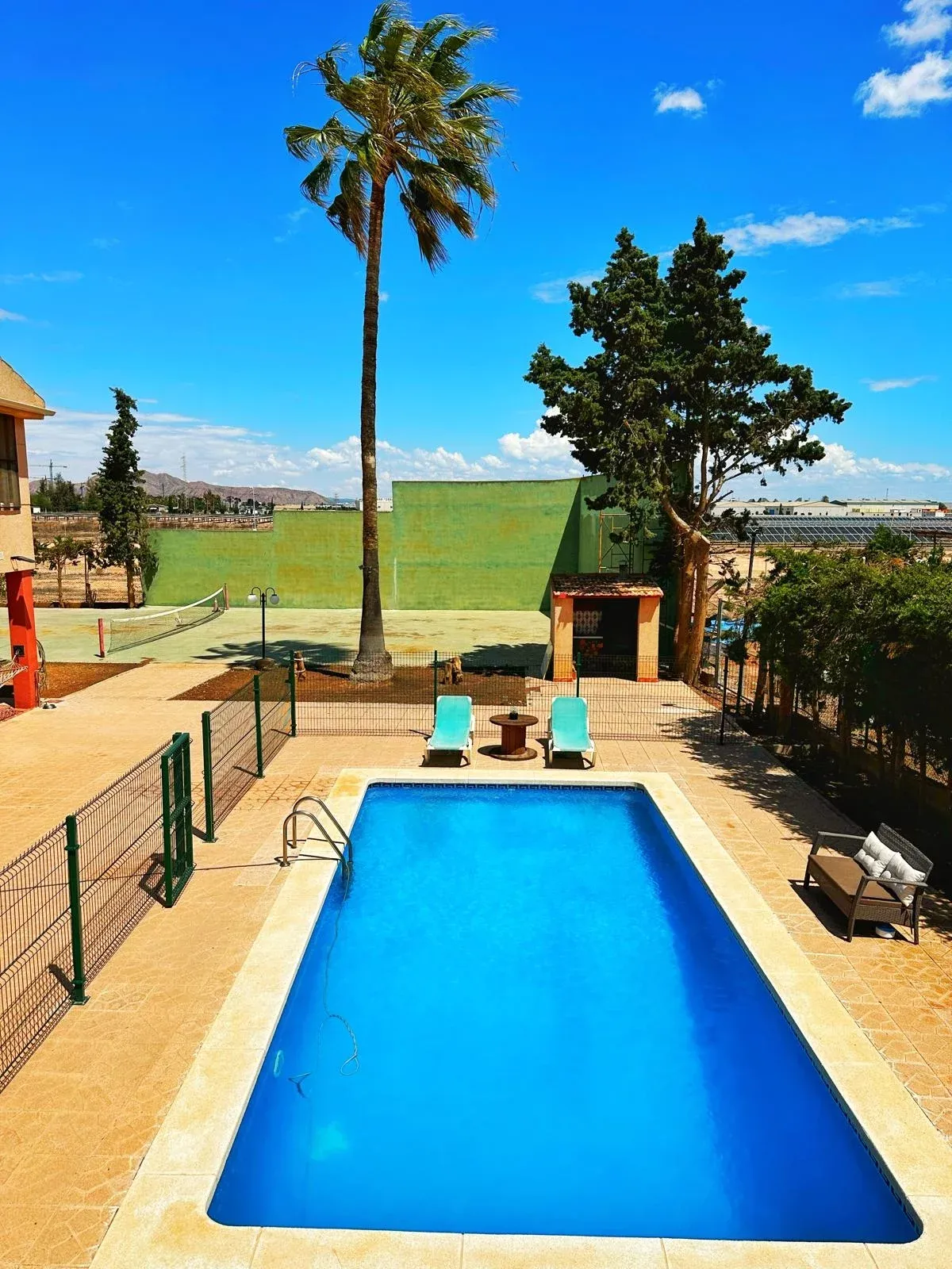 Imagen de Vista general de la piscina y la pista de frontón y tenis