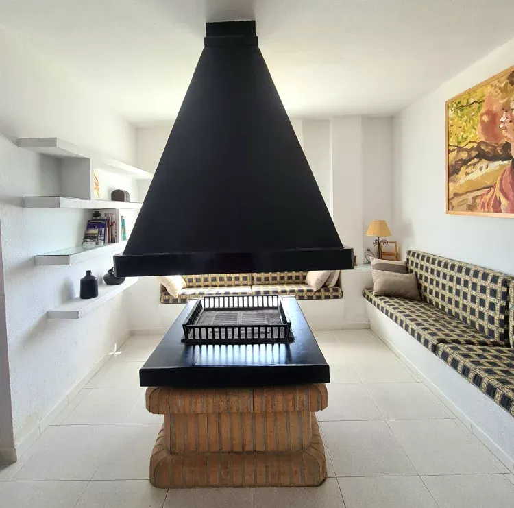 Imagen de Salón y chimenea de invierno