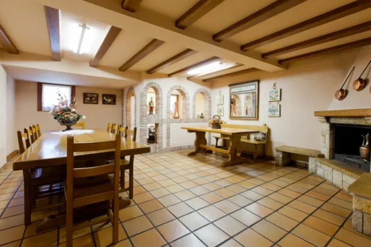 Imagen de Casa Senda Bardenas_ Bodega con cocina y chimenea
