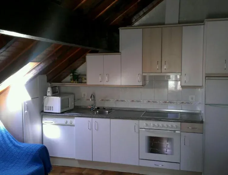 Imagen de Cocina equipada de apartamento abuhardillado.