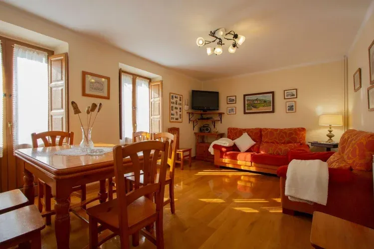 Imagen de Salón-comedor con balcón