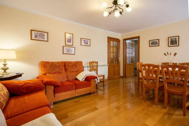 Imagen de Salón-comedor con balcón