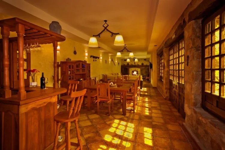 Imagen de Salón completo con barra de bar, TV, equipo de música y chimenea