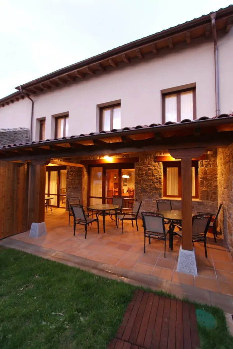 Imagen de Porche, jardín y barbacoa