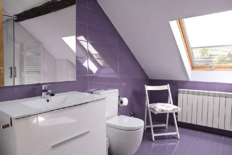 Imagen de Baño habitación violeta