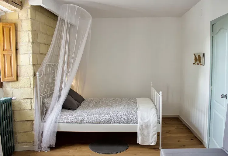 Imagen de Dormitorio con cama de matrimonio y sofa, y baño privado