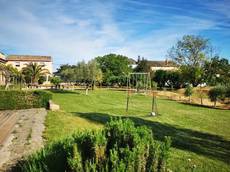 Imagen de Jardín Casa Belurdin Etxea con portería y mesas