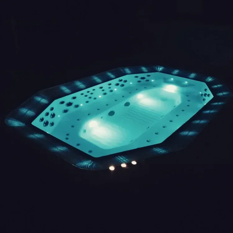Imagen de Jaccuzi exterior para 10 personas con luce de colores. Cromoterapia y relax