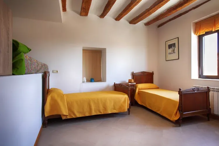 Imagen de Habitación pequeña con camas individuales