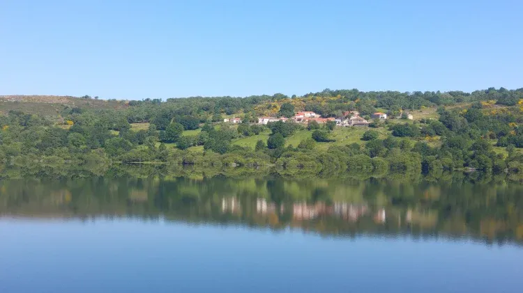 Imagen de La aldea desde el embalse (cuando está lleno)