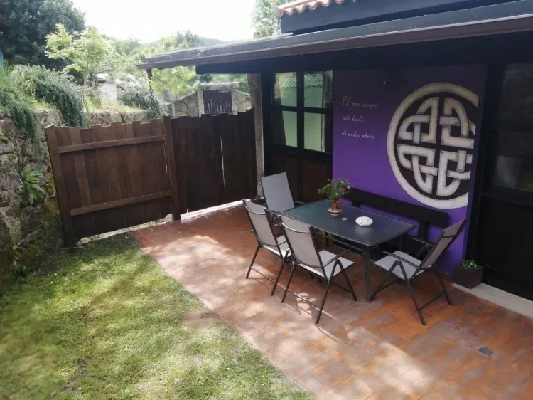 Imagen de El patio es privado, tiene barbacoa de gas y un comedor debajo del porche