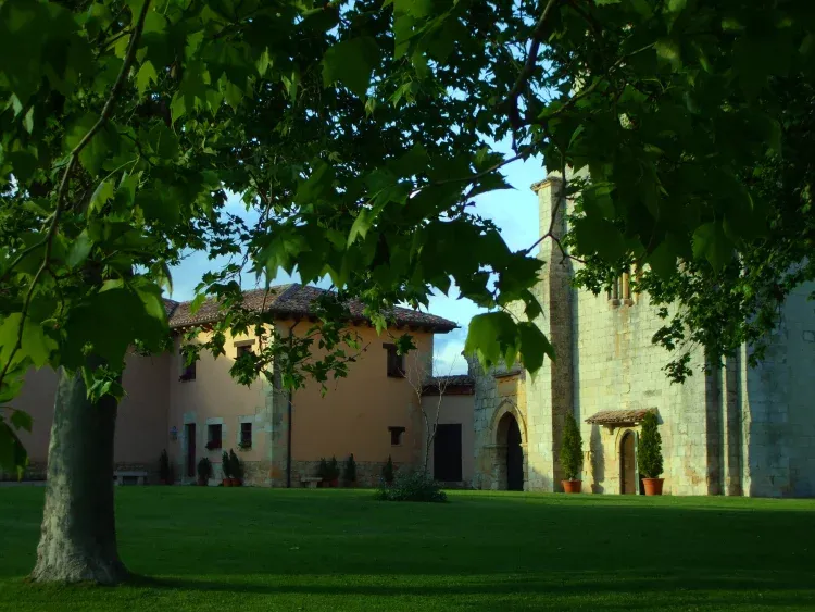 Imagen de Jardin,iglesia y Casa del Capellán