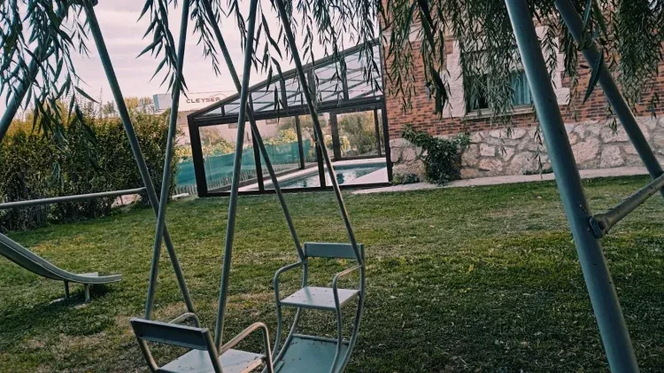 Imagen de jardín con piscina climatizada