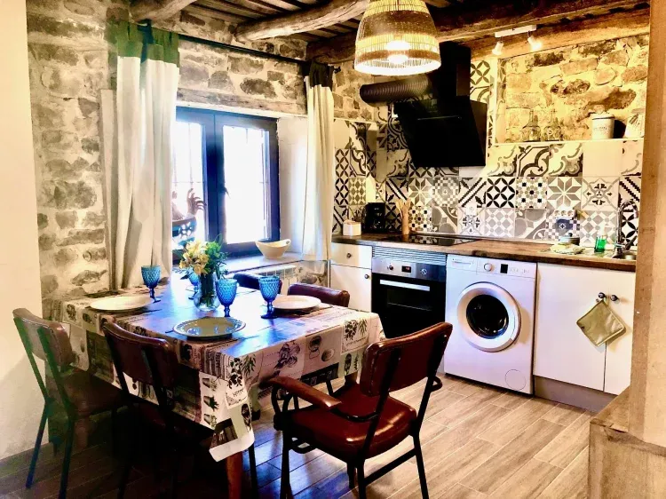 Imagen de una cocina completamente equipada en lo que fue la zona de la antigua carpintería