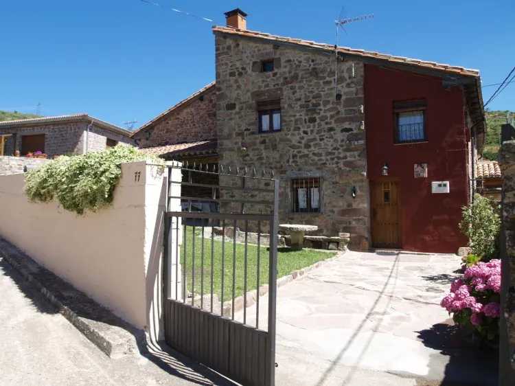 Imagen de Fachada y jardín