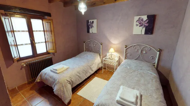 Imagen de Habitacion morada, dos camas de 1,05 m