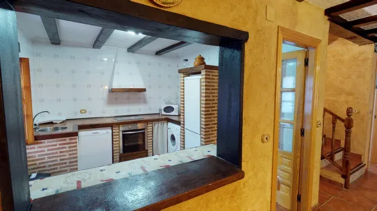 Imagen de Cocina con pasaplatos al comedor