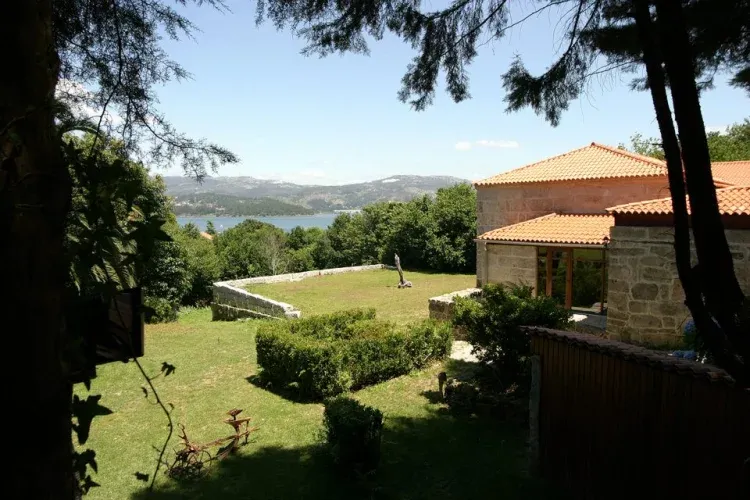 Imagen de Amplios jardines para que su estancia sea única