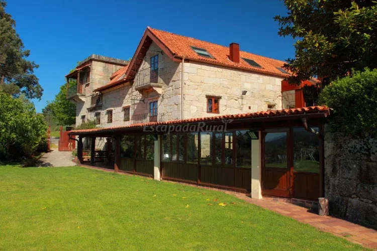 Imagen de Fachada y zona de bar y terraza