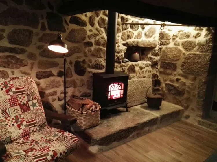 Imagen de lareira con chimenea
