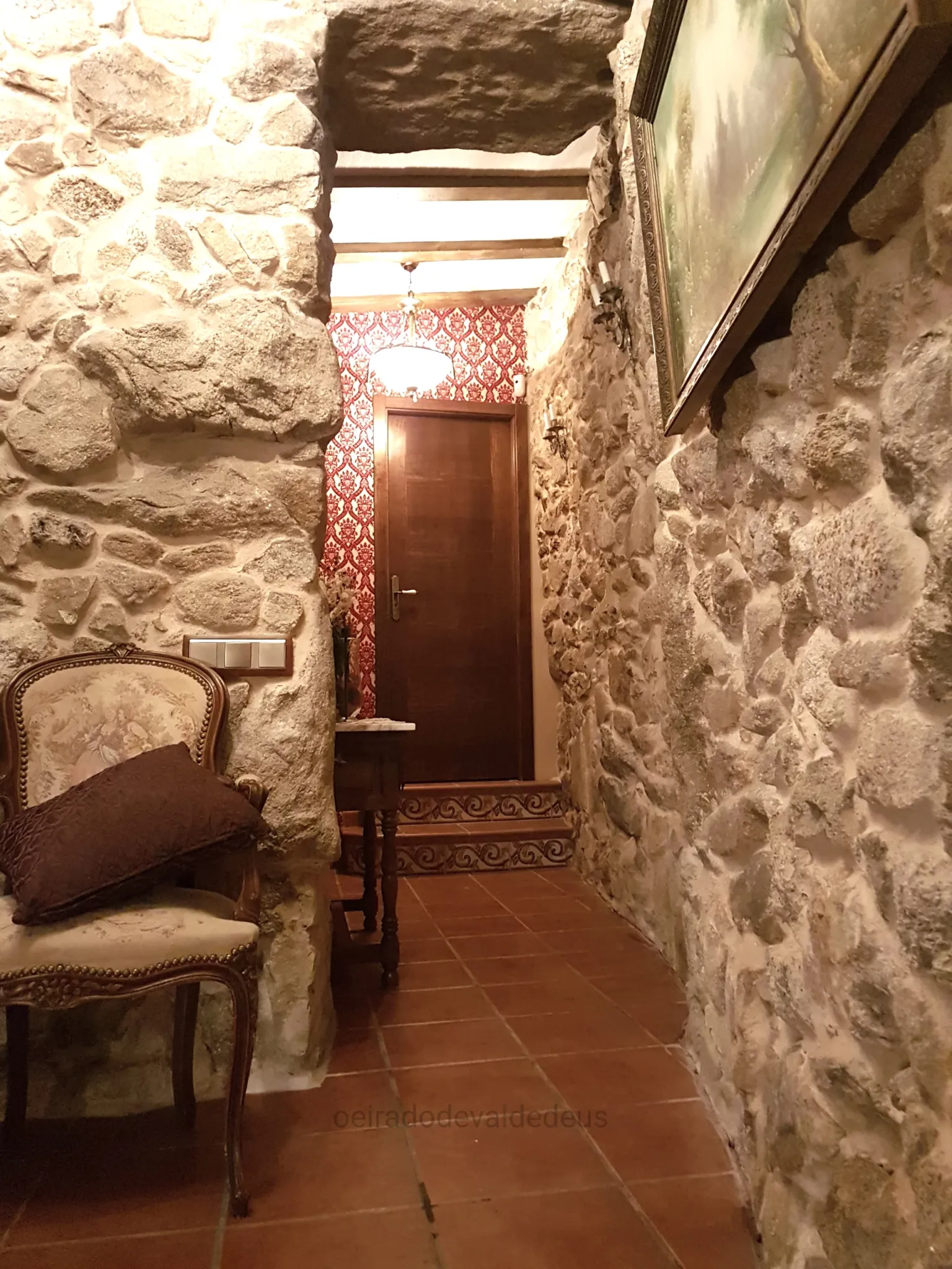 Imagen de Distribuidor y al fondo acceso a habitación Nº1 con cama de matrimonio