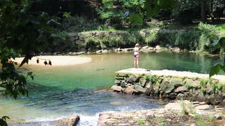 Imagen de piscinas naturales al lado del apartamento
