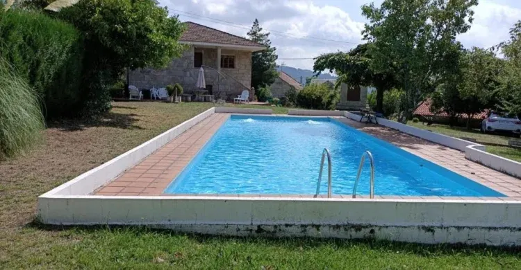 Imagen de La piscina es muy amplia y soleada 