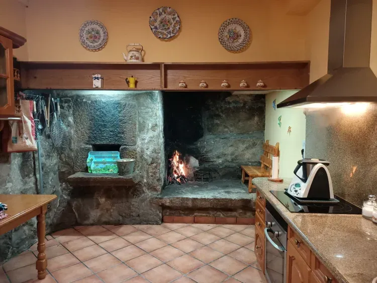 Imagen de Una cocina amplia, comedor amplio y sala con sofas