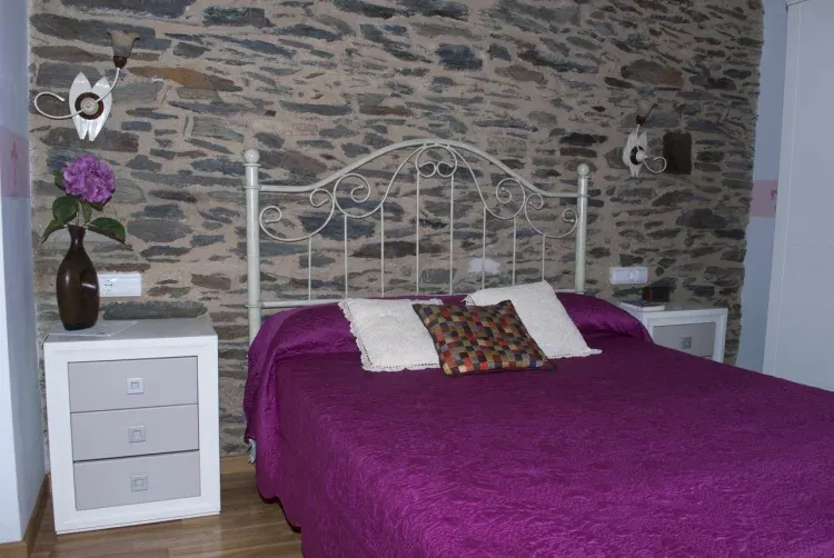 Imagen de Habitación con decoración rústica