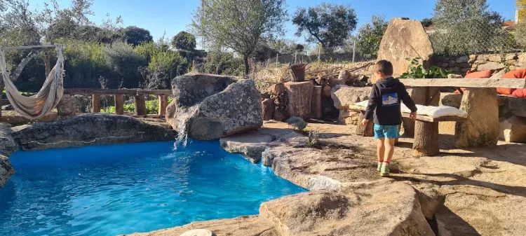 Imagen de piscin y barbacoa