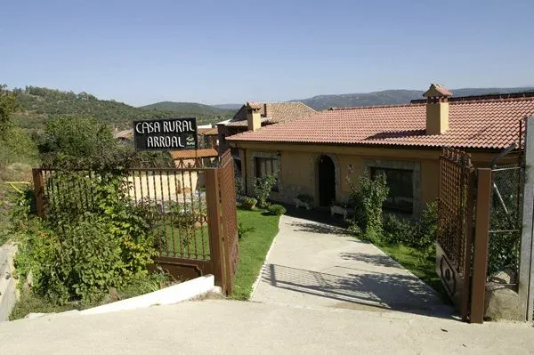 Imagen de Entrada a las Casas Rurales Arroal