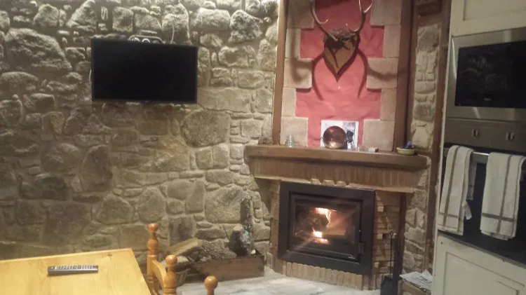Imagen de cocina y chimenea