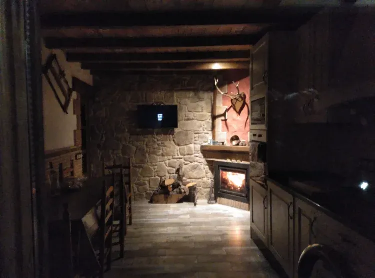 Imagen de cocina con chimena