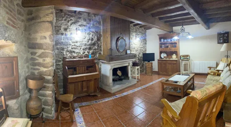 Imagen de Salón con chimenea