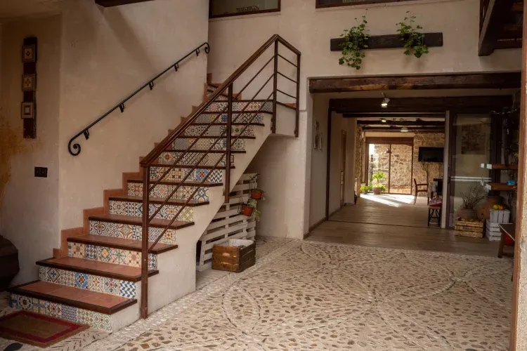 Imagen de Entrada con patio empedrado