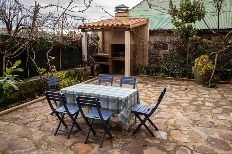 Imagen de jardín con mobiliario y barbacoa