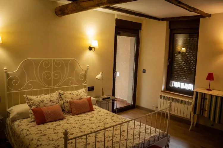 Imagen de Dormitorio muy amplio con terraza