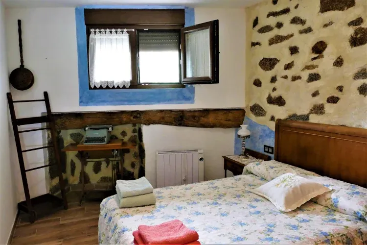 Imagen de Dormitorio con cama doble