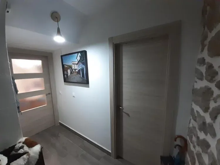 Imagen de Vestíbulo y puerta del baño en piso bajo