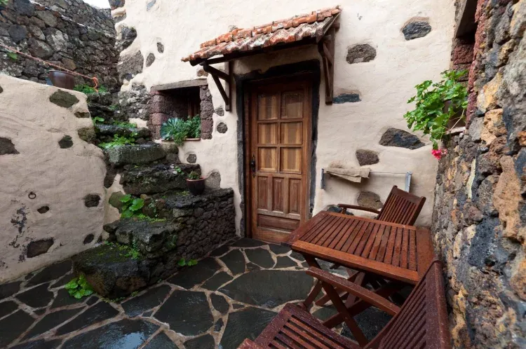 Imagen de Patio interior con muebles de jardín Entrada a la casa.