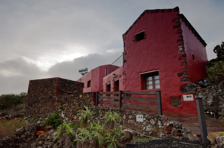Imagen de Fachada de Poblado Jirdana I, desde el camino de acceso.