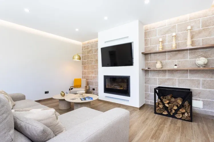 Imagen de Acogedora sala con chimenea natural, Smart TV. Wifi
