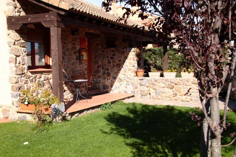 Imagen de Porche y jardín
